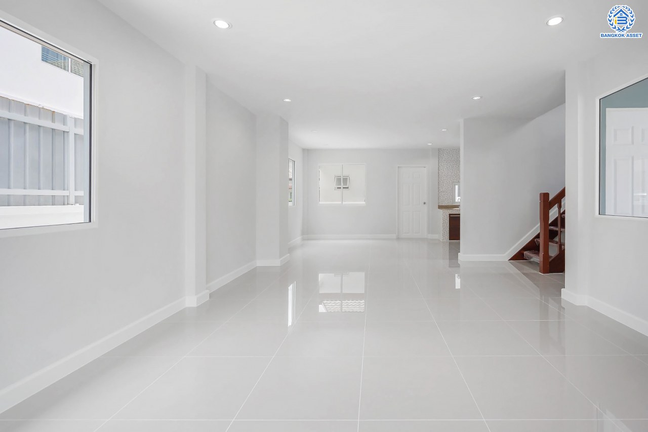 บ้านมือสองตกแต่งใหม่ ม.ชวนชื่น บรู๊คไซด์ ราชพฤกษ์-ติวานนท์ เนื้อที่ 53.6 ตร.ว. ฟังก์ชัน 3 ห้องนอน 2 ห้องน้ำ จอดรถได้ 1 คัน บรรยากาศเงียบสงบเป็นส่วนตัว สิ่งอำนวยความสะดวกมากมาย! บนทำเลศักยภาพ หน้าโครงการติดถนนใหญ่ ใกล้จุดขึ้นทางด่วน "ศรีสมาน"